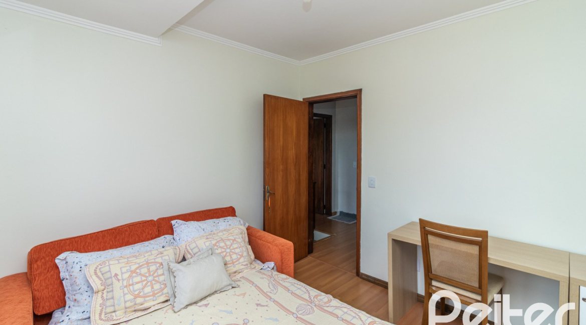 Casa à venda com 170m², 3 dormitórios, 1 suíte, 2 vagas, no bairro Tristeza em Porto Alegre