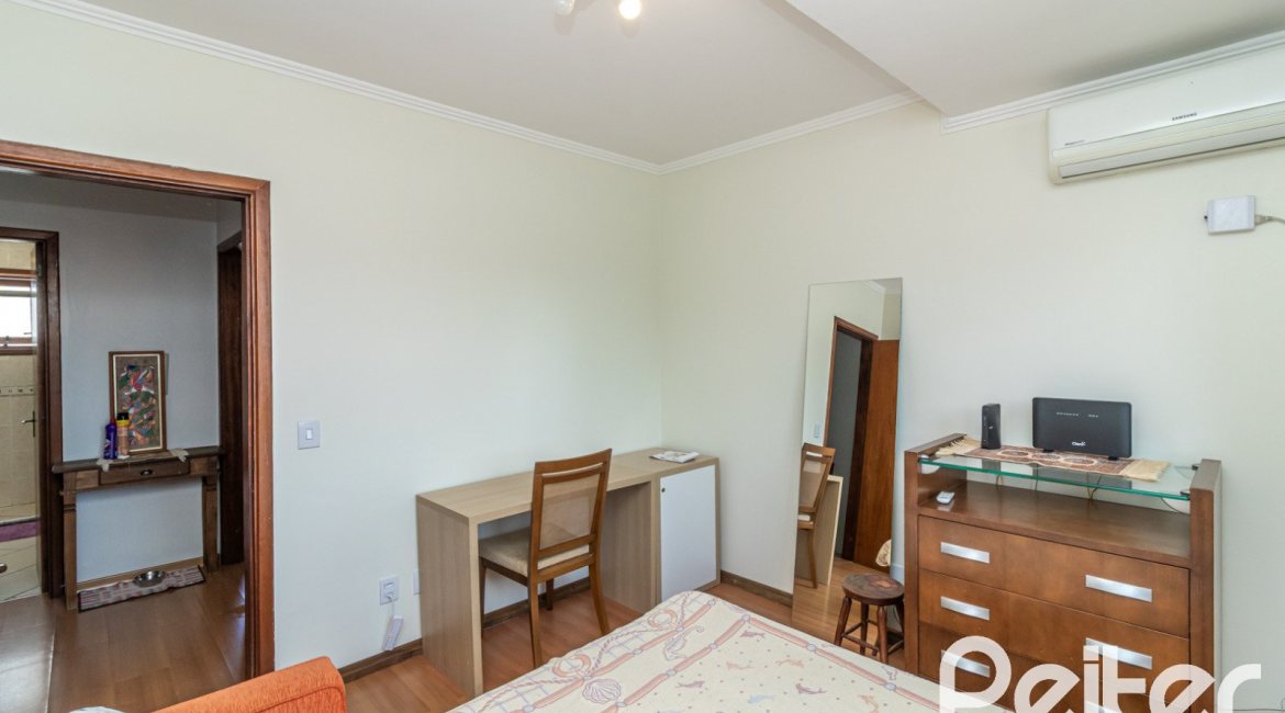 Casa à venda com 170m², 3 dormitórios, 1 suíte, 2 vagas, no bairro Tristeza em Porto Alegre