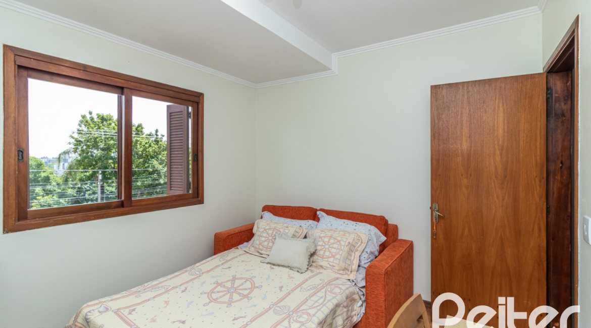 Casa à venda com 170m², 3 dormitórios, 1 suíte, 2 vagas, no bairro Tristeza em Porto Alegre