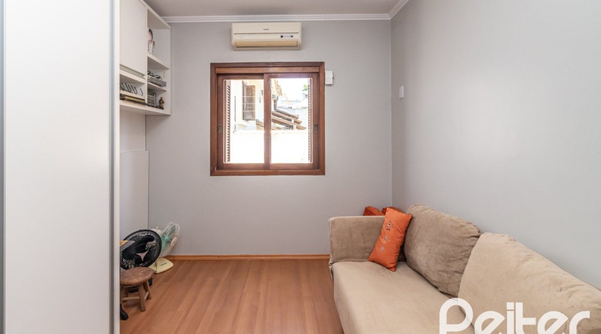 Casa à venda com 170m², 3 dormitórios, 1 suíte, 2 vagas, no bairro Tristeza em Porto Alegre