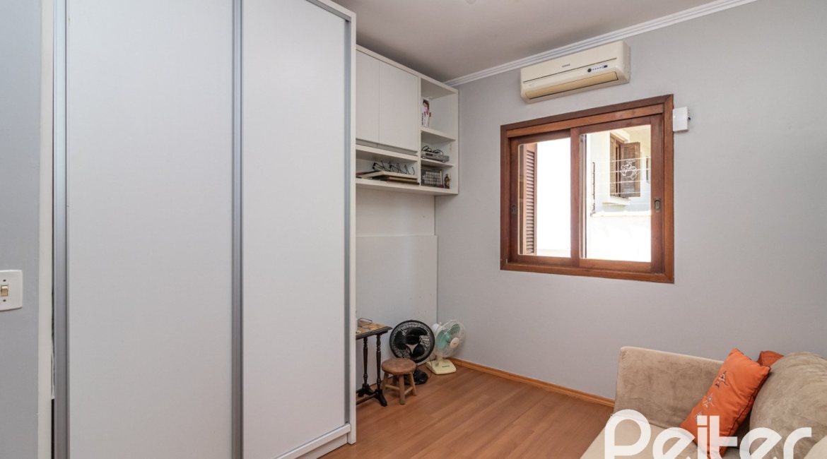 Casa à venda com 170m², 3 dormitórios, 1 suíte, 2 vagas, no bairro Tristeza em Porto Alegre