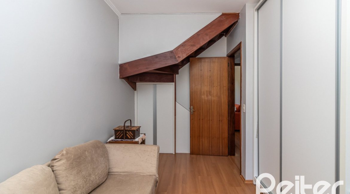 Casa à venda com 170m², 3 dormitórios, 1 suíte, 2 vagas, no bairro Tristeza em Porto Alegre