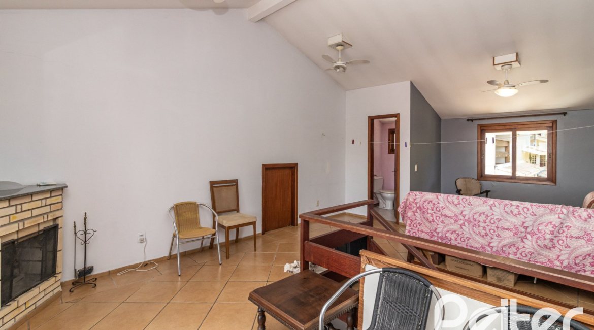 Casa à venda com 170m², 3 dormitórios, 1 suíte, 2 vagas, no bairro Tristeza em Porto Alegre