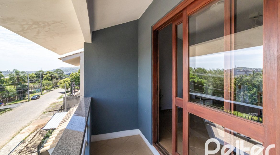 Casa à venda com 170m², 3 dormitórios, 1 suíte, 2 vagas, no bairro Tristeza em Porto Alegre