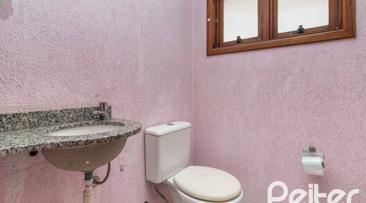 Casa à venda com 170m², 3 dormitórios, 1 suíte, 2 vagas, no bairro Tristeza em Porto Alegre