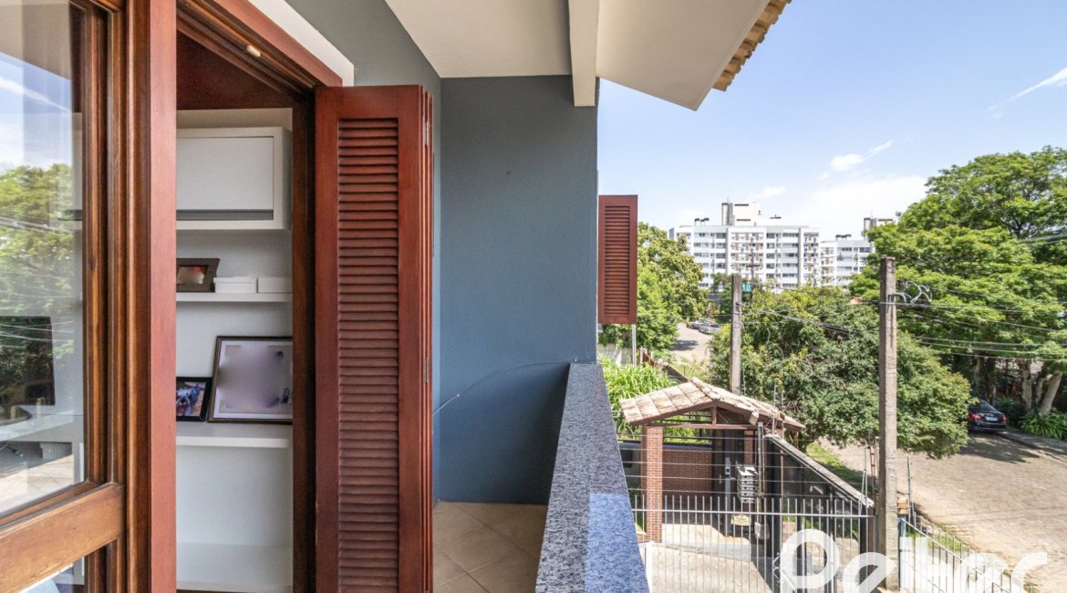 Casa à venda com 170m², 3 dormitórios, 1 suíte, 2 vagas, no bairro Tristeza em Porto Alegre