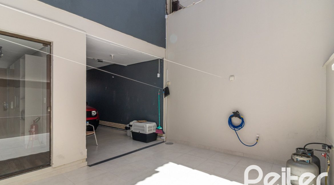 Casa à venda com 170m², 3 dormitórios, 1 suíte, 2 vagas, no bairro Tristeza em Porto Alegre