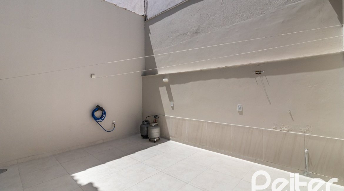 Casa à venda com 170m², 3 dormitórios, 1 suíte, 2 vagas, no bairro Tristeza em Porto Alegre