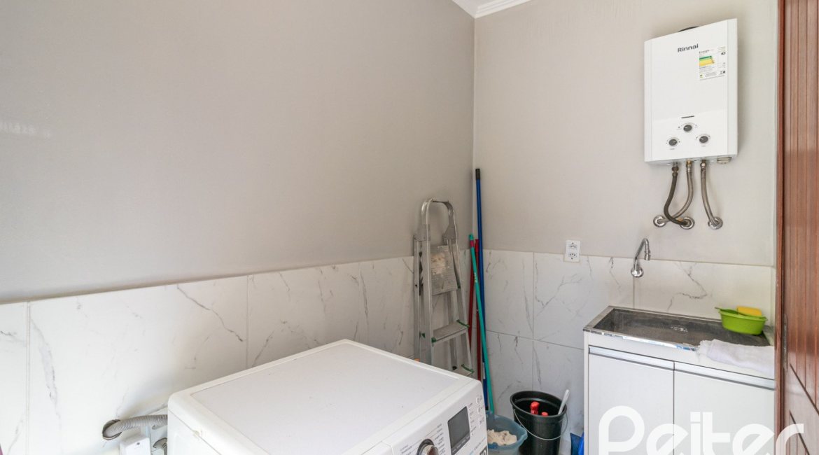 Casa à venda com 170m², 3 dormitórios, 1 suíte, 2 vagas, no bairro Tristeza em Porto Alegre