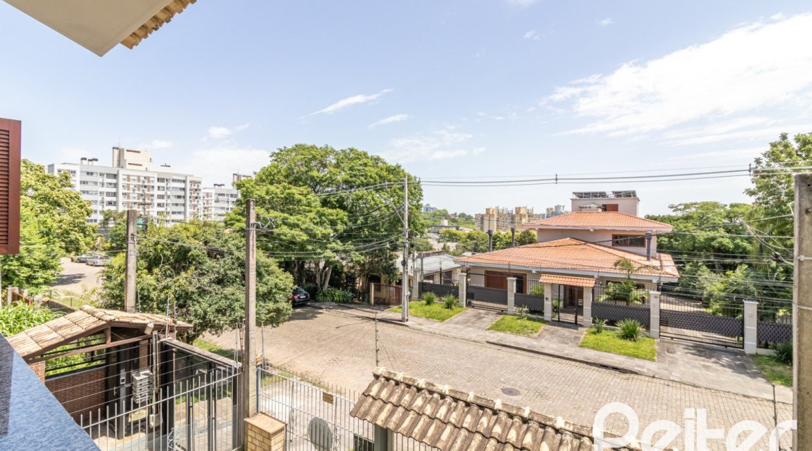 Casa à venda com 170m², 3 dormitórios, 1 suíte, 2 vagas, no bairro Tristeza em Porto Alegre