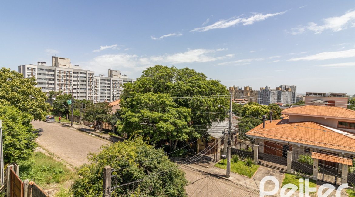 Casa à venda com 170m², 3 dormitórios, 1 suíte, 2 vagas, no bairro Tristeza em Porto Alegre