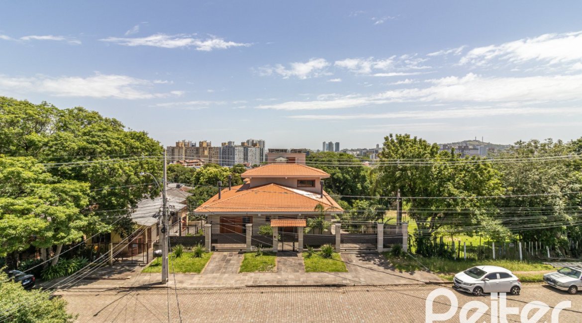 Casa à venda com 170m², 3 dormitórios, 1 suíte, 2 vagas, no bairro Tristeza em Porto Alegre