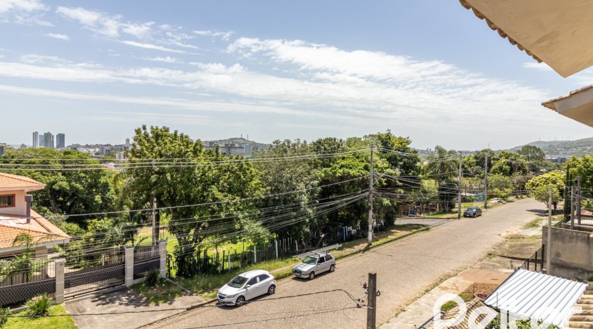 Casa à venda com 170m², 3 dormitórios, 1 suíte, 2 vagas, no bairro Tristeza em Porto Alegre