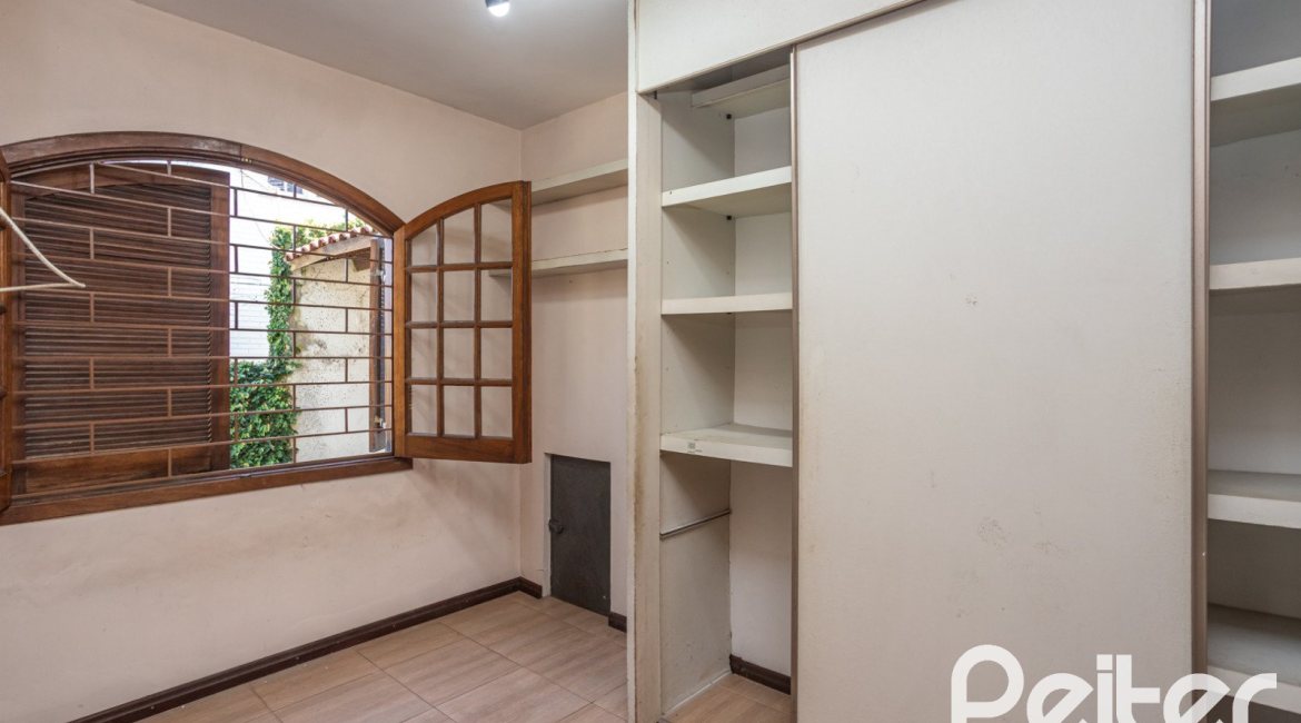 Casa à venda com 171m², 3 dormitórios, 1 suíte, no bairro Ipanema em Porto Alegre