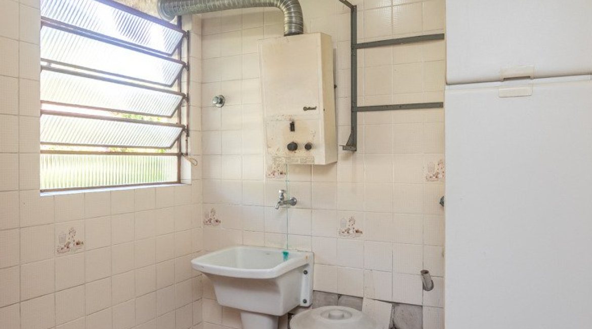 Casa à venda com 171m², 3 dormitórios, 1 suíte, no bairro Ipanema em Porto Alegre