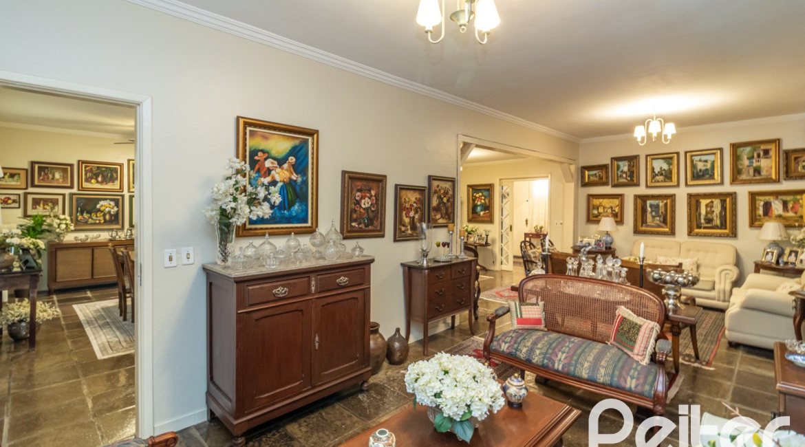 Casa à venda com 298m², 4 dormitórios, 1 suíte, 2 vagas, no bairro Ipanema em Porto Alegre