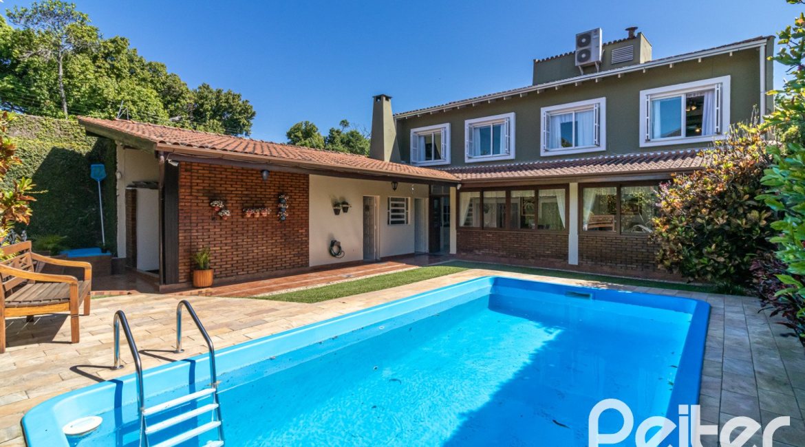 Casa à venda com 298m², 4 dormitórios, 1 suíte, 2 vagas, no bairro Ipanema em Porto Alegre