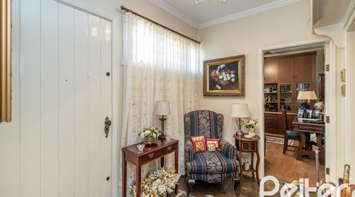 Casa à venda com 298m², 4 dormitórios, 1 suíte, 2 vagas, no bairro Ipanema em Porto Alegre