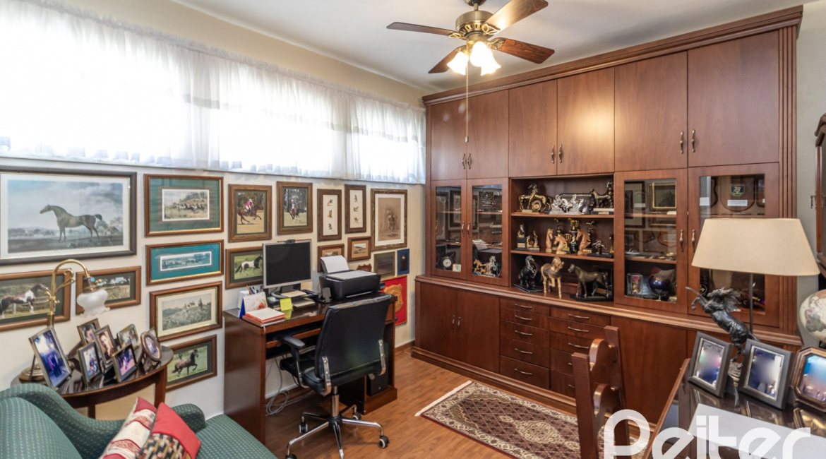 Casa à venda com 298m², 4 dormitórios, 1 suíte, 2 vagas, no bairro Ipanema em Porto Alegre