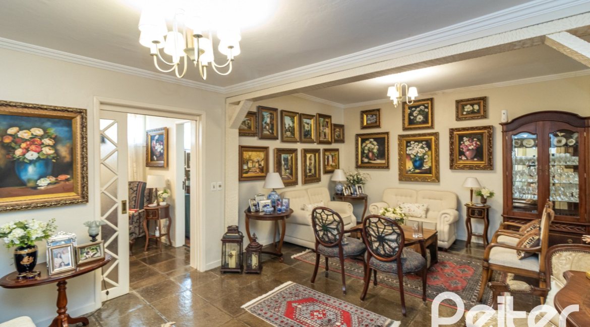 Casa à venda com 298m², 4 dormitórios, 1 suíte, 2 vagas, no bairro Ipanema em Porto Alegre