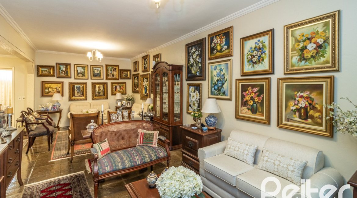 Casa à venda com 298m², 4 dormitórios, 1 suíte, 2 vagas, no bairro Ipanema em Porto Alegre