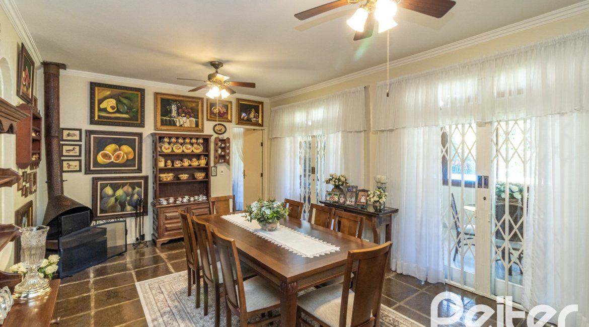 Casa à venda com 298m², 4 dormitórios, 1 suíte, 2 vagas, no bairro Ipanema em Porto Alegre