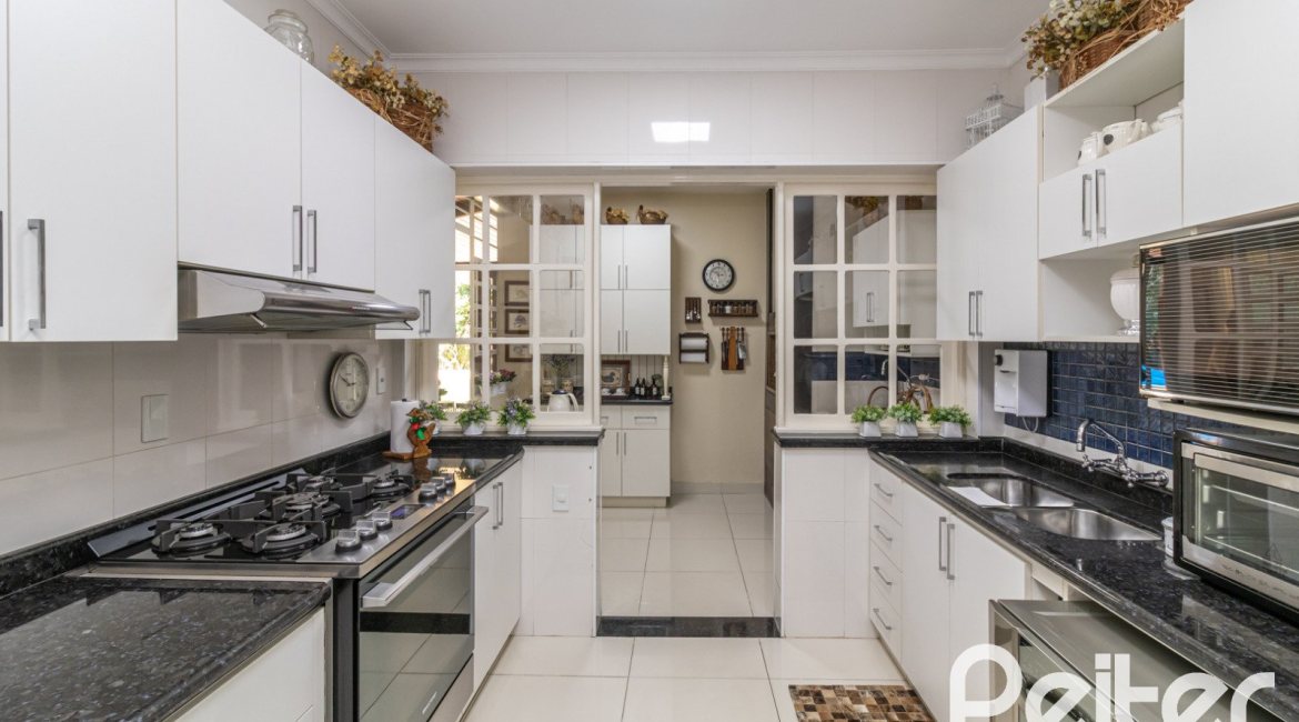 Casa à venda com 298m², 4 dormitórios, 1 suíte, 2 vagas, no bairro Ipanema em Porto Alegre