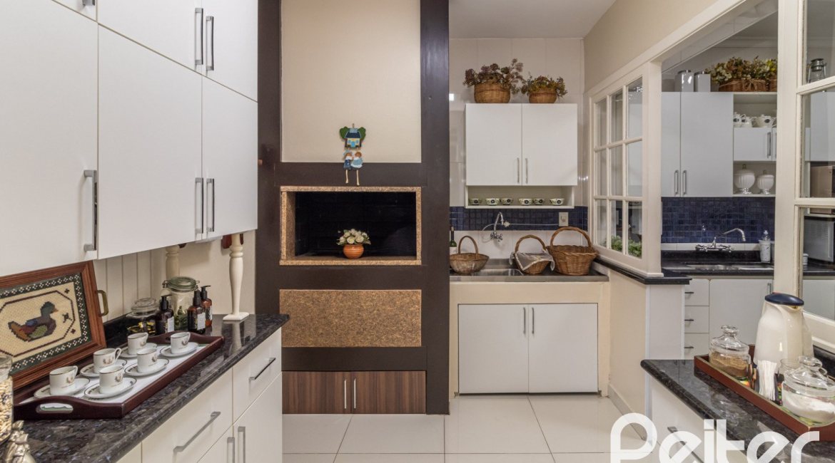 Casa à venda com 298m², 4 dormitórios, 1 suíte, 2 vagas, no bairro Ipanema em Porto Alegre