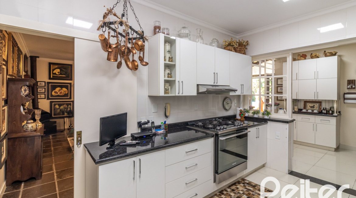 Casa à venda com 298m², 4 dormitórios, 1 suíte, 2 vagas, no bairro Ipanema em Porto Alegre