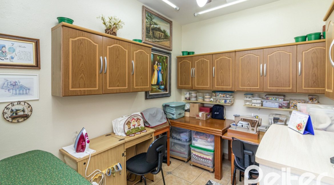 Casa à venda com 298m², 4 dormitórios, 1 suíte, 2 vagas, no bairro Ipanema em Porto Alegre