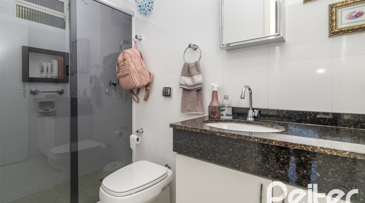 Casa à venda com 298m², 4 dormitórios, 1 suíte, 2 vagas, no bairro Ipanema em Porto Alegre