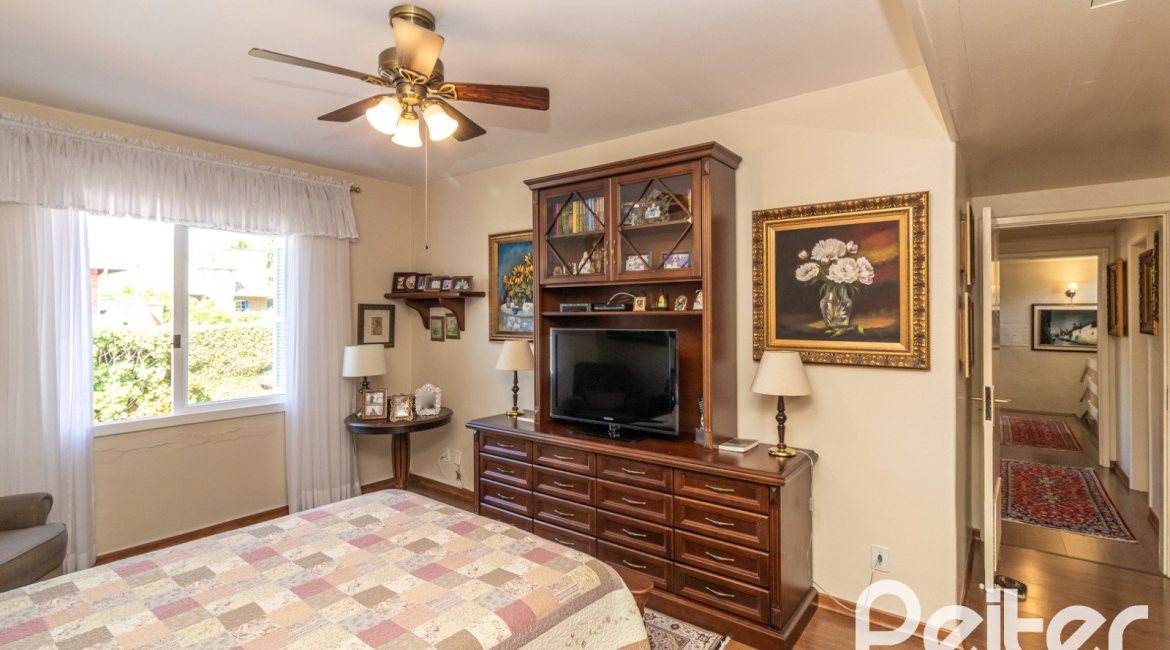 Casa à venda com 298m², 4 dormitórios, 1 suíte, 2 vagas, no bairro Ipanema em Porto Alegre