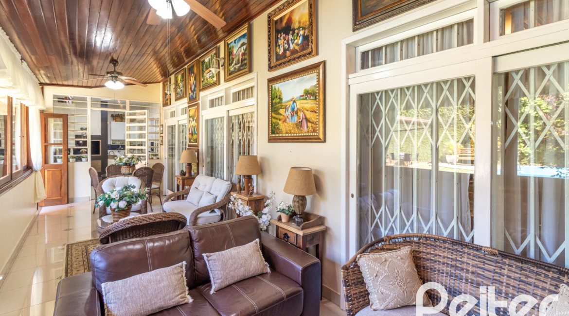 Casa à venda com 298m², 4 dormitórios, 1 suíte, 2 vagas, no bairro Ipanema em Porto Alegre