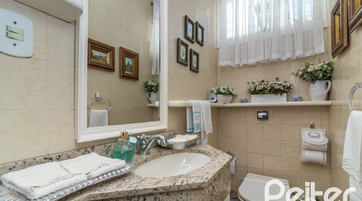 Casa à venda com 298m², 4 dormitórios, 1 suíte, 2 vagas, no bairro Ipanema em Porto Alegre