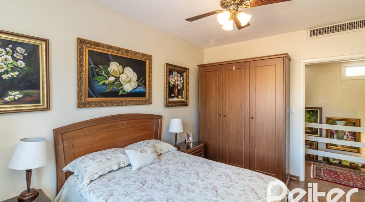 Casa à venda com 298m², 4 dormitórios, 1 suíte, 2 vagas, no bairro Ipanema em Porto Alegre