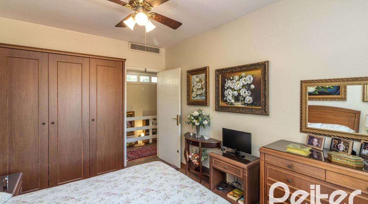 Casa à venda com 298m², 4 dormitórios, 1 suíte, 2 vagas, no bairro Ipanema em Porto Alegre