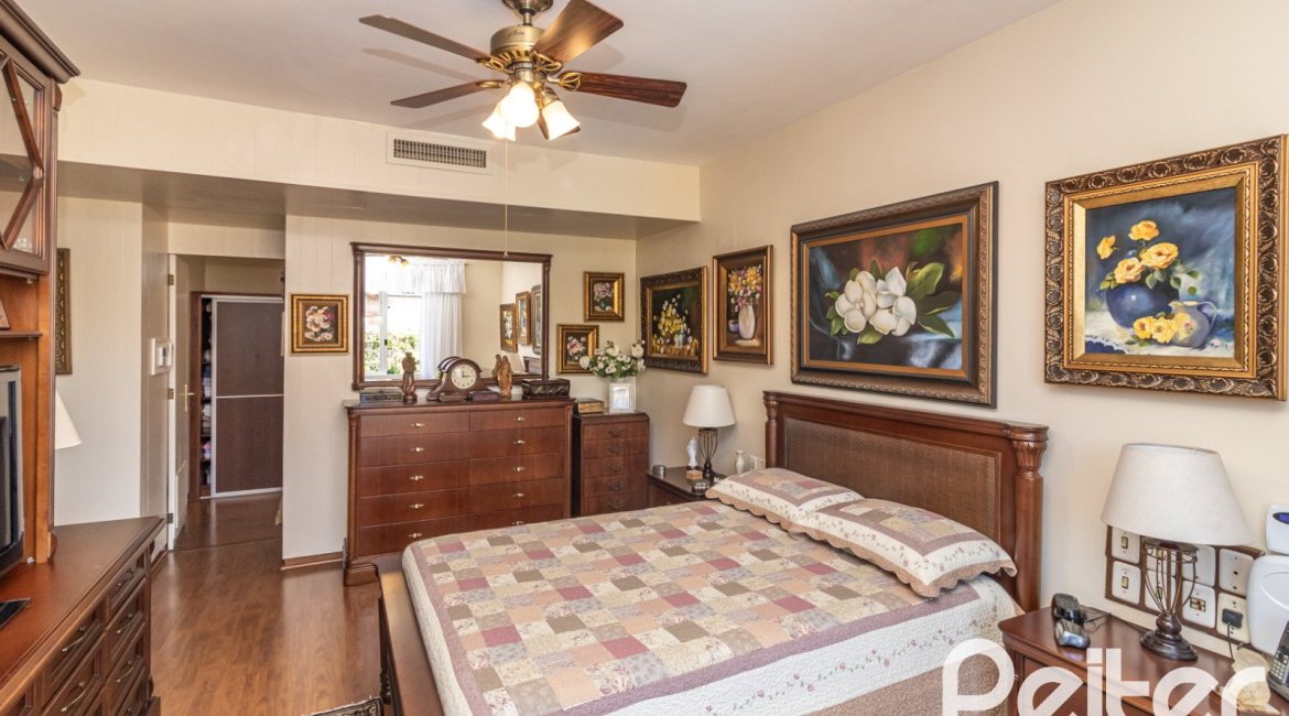 Casa à venda com 298m², 4 dormitórios, 1 suíte, 2 vagas, no bairro Ipanema em Porto Alegre