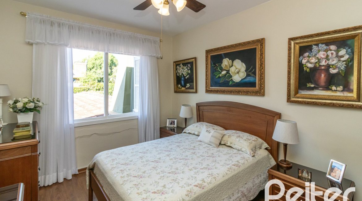 Casa à venda com 298m², 4 dormitórios, 1 suíte, 2 vagas, no bairro Ipanema em Porto Alegre