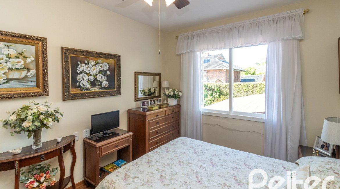 Casa à venda com 298m², 4 dormitórios, 1 suíte, 2 vagas, no bairro Ipanema em Porto Alegre