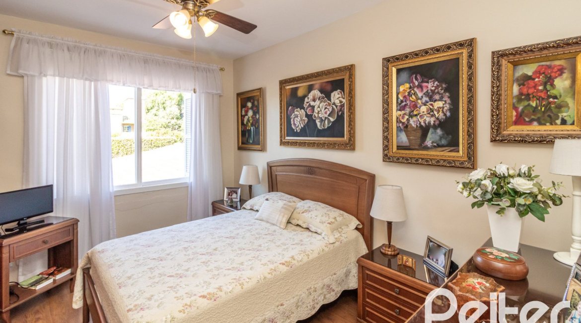 Casa à venda com 298m², 4 dormitórios, 1 suíte, 2 vagas, no bairro Ipanema em Porto Alegre