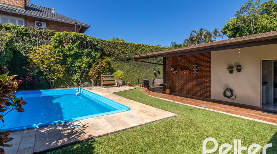 Casa à venda com 298m², 4 dormitórios, 1 suíte, 2 vagas, no bairro Ipanema em Porto Alegre