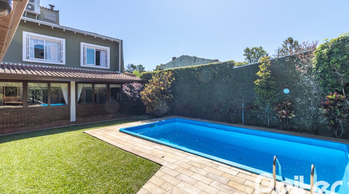 Casa à venda com 298m², 4 dormitórios, 1 suíte, 2 vagas, no bairro Ipanema em Porto Alegre