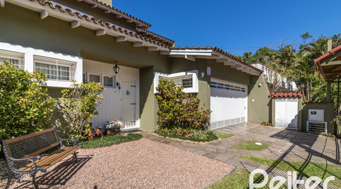 Casa à venda com 298m², 4 dormitórios, 1 suíte, 2 vagas, no bairro Ipanema em Porto Alegre