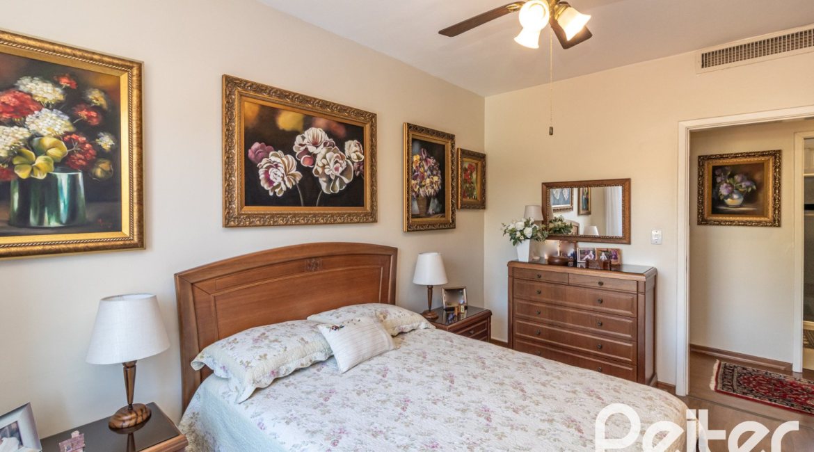 Casa à venda com 298m², 4 dormitórios, 1 suíte, 2 vagas, no bairro Ipanema em Porto Alegre