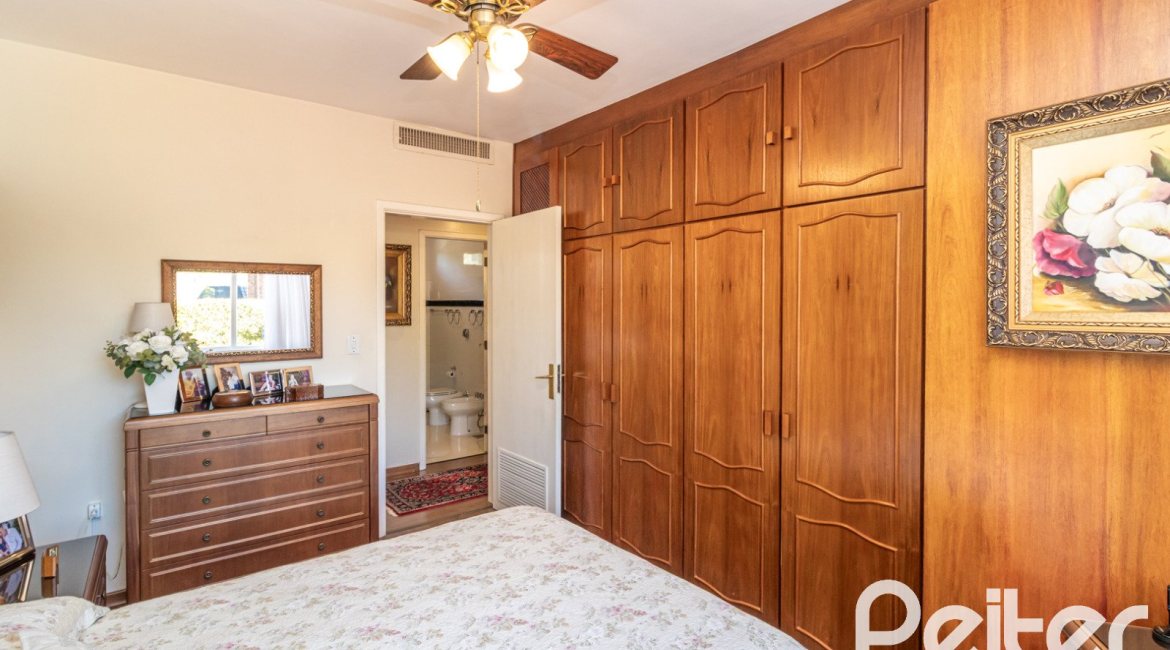 Casa à venda com 298m², 4 dormitórios, 1 suíte, 2 vagas, no bairro Ipanema em Porto Alegre