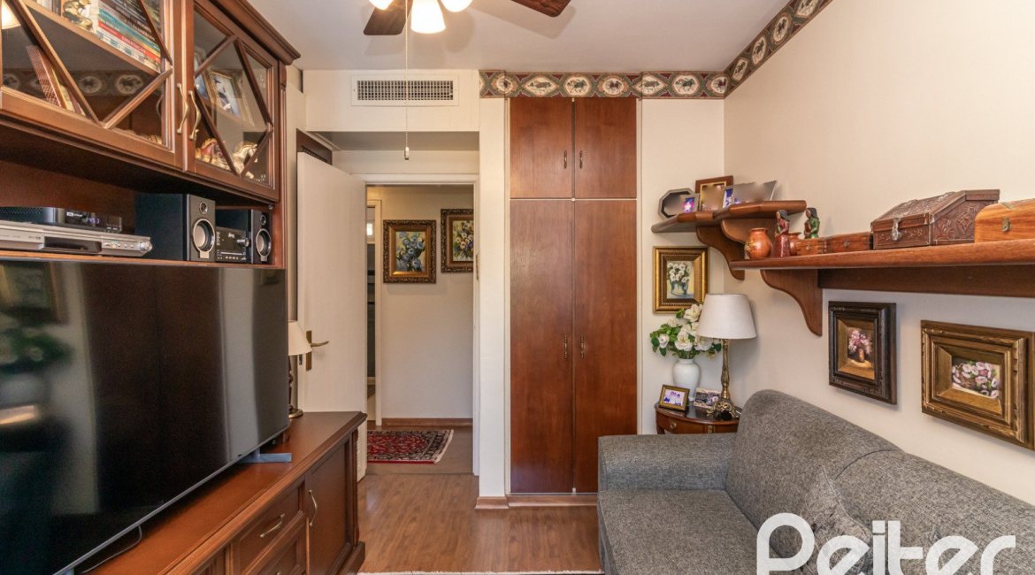 Casa à venda com 298m², 4 dormitórios, 1 suíte, 2 vagas, no bairro Ipanema em Porto Alegre