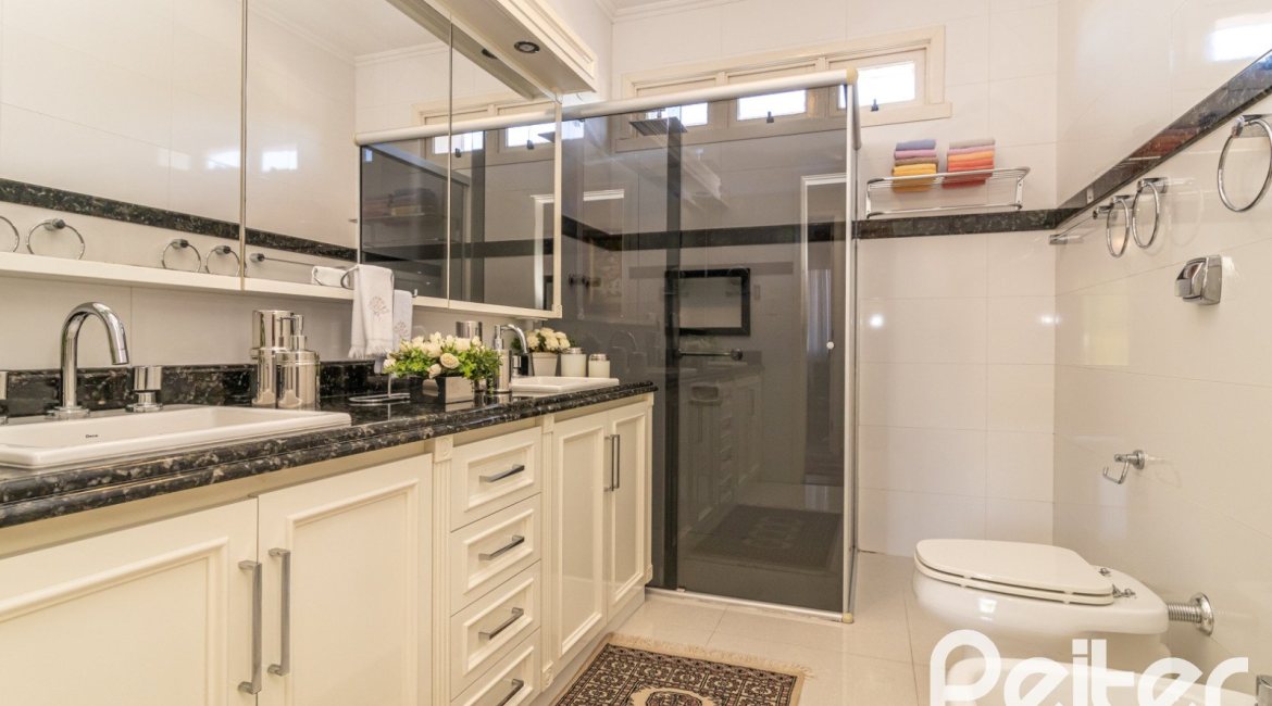 Casa à venda com 298m², 4 dormitórios, 1 suíte, 2 vagas, no bairro Ipanema em Porto Alegre