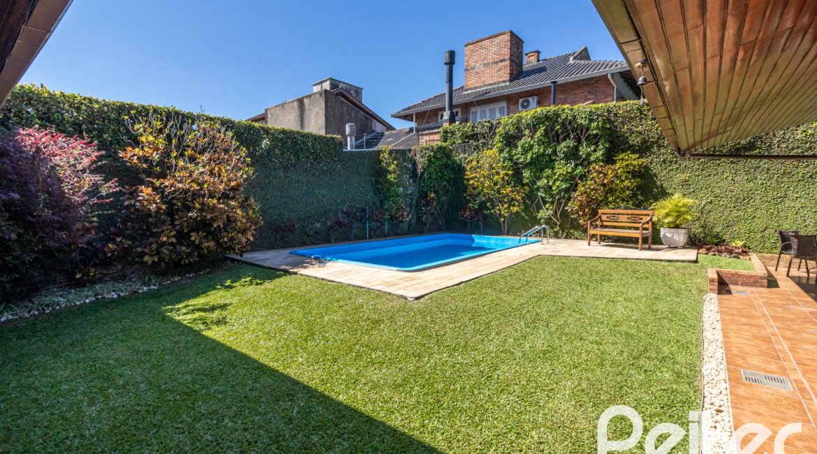 Casa à venda com 298m², 4 dormitórios, 1 suíte, 2 vagas, no bairro Ipanema em Porto Alegre
