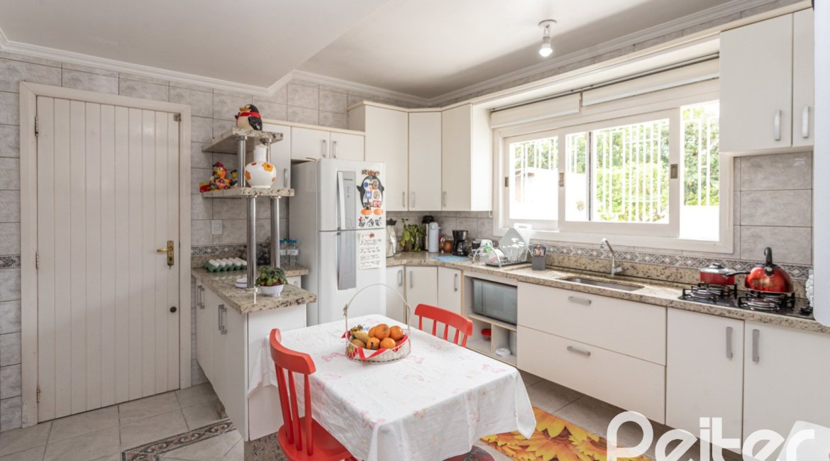 Casa à venda com 309m², 5 dormitórios, 3 suítes, 4 vagas, no bairro Ipanema em Porto Alegre