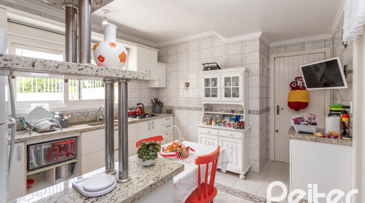 Casa à venda com 309m², 5 dormitórios, 3 suítes, 4 vagas, no bairro Ipanema em Porto Alegre